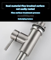 Robinet de cuisine moderne en acier inoxydable à poignée unique avec douchette extractible, mitigeur eau chaude et froide, installation monotrou sur comptoir