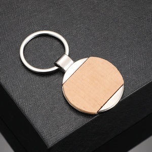 Porte-clés en bois de bambou personnalisé, imprimé et gravé, avec nom, pour Noël, mignon, populaire, en métal et bois vierge, vente en gros - Product Image 6