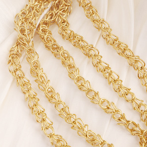 Collar Hecho a Mano con Cadena de Acero Inoxidable Chapado en Oro de 18k, Diseño de Flores Tejidas, Unisex, Regalo para Amantes de la Moda - Product Image 4