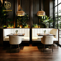 Mobilier de restaurant en bois pour café et bar : banquette, chaises et table, ensemble canapé-banc