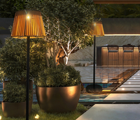 Lampe solaire sur pied avec abat-jour en rotin, étanche, pour jardin extérieur, patio, bord de piscine, lumière ambiante chaude, allumage et extinction automatiques du crépuscule à l'aube