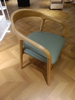 Fauteuil moderne de style nordique avec cadre en bois de frêne blanc et coussin en cuir souple, mobilier de salon écologique