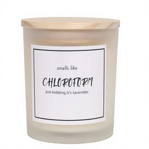 Bougie artisanale parfumée à la lavande dans un bocal en verre, cire de soja naturelle, huiles essentielles, merchandising True Crime pour femmes, fans de criminels en série et de criminalité. - Product Image 3
