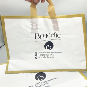 Emballage de boutique en gros, emballage de t-shirt <span class=keywords><strong>cosmétique</strong></span> personnalisable, sacs en plastique à poignée souple dorée - Product Image 2