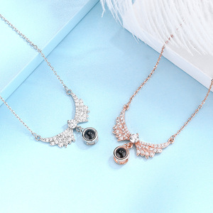 Hot 100 lingue <span class=keywords><strong>ti</strong></span> <span class=keywords><strong>amo</strong></span> collana con ciondolo a proiezione coppia personalizzata collana con ali d'<span class=keywords><strong>angelo</strong></span> collana con Designer di gioielli di moda - Product Image 2