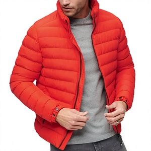 Cette veste matelassée rouge éclatante présente un col montant confortable et un matelassage horizontal classique. - Product Image 1