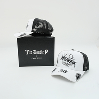 Gorra de béisbol de 5 paneles estilo grafiti urbano con bordado de estrella y cruz, gorra trucker de malla transpirable, visera de gamuza bicolor, gorra de algodón al por mayor