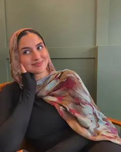 Angesagter Hijab für muslimische Frauen, Langer Schal aus weicher, leichter und atmungsaktiver Modal-Baumwolle mit Aquarell-Blumendruck - Product Image 1