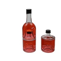 Bouteille en verre de 750 ml avec un fond encastré et un ensemble de bouchons disposés dans un motif pour sceller la bouteille à bouchon à vis.