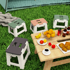 <span class=keywords><strong>Sgabello</strong></span> <span class=keywords><strong>Pieghevole</strong></span> Portatile in <span class=keywords><strong>Plastica</strong></span> con Superficie Antiscivolo, Design con Manico <span class=keywords><strong>Pieghevole</strong></span>, Angoli Arrotondati Sicuri, Materiale Ecologico per Casa e Picnic - Product Image 1