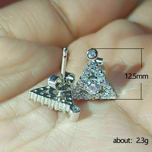 Orecchini a Perno con Cristalli Geometrici Triangolari per Donne, Accessori Minimalisti ed Eleganti per Uso Quotidiano - Product Image 5