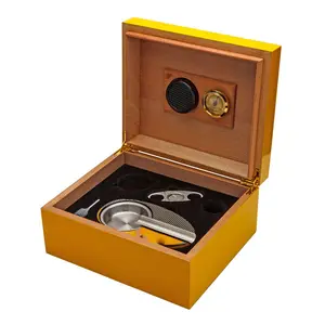 Boîte en bois de cèdre de conception populaire avec des étuis d'accessoires de cigare