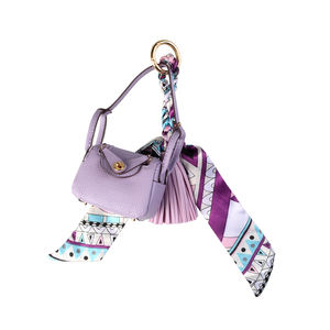 Llavero de moda de cuero sintético mini con borla de pañuelo de seda y herrajes de aleación de zinc, dije de lujo para bolso de mujer, accesorios para bolsos. - Product Image 1