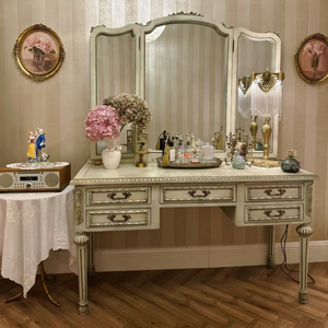 Coiffeuse en bois massif sculpté de style français avec une finition antique et un miroir, convient aux salles de maquillage de la <span class=keywords><strong>chambre</strong></span> à coucher. - Product Image 1