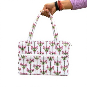 Mochila Moderna para Portátil de Algodón Acolchado Hecha a Mano por Dolly Enterprises, Funda Acolchada Ligera para Uso Diario, Bolsa de Viaje y Oficina para Mujer - Product Image 1