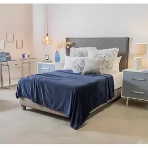 Cobija Ligera Vianney Tamaño King Size / Queen Size Azul Marino con Diseño de Tela Lisa - Product Image 5