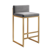Tabouret de bar de luxe minimaliste à cadre carré en velours, design avec structure carrée en métal doré, tabouret de bar à hauteur standard