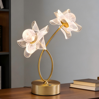 Lampu Meja Samping Tempat Tidur Bentuk Bunga Ganda Modern dengan Kap Lampu Akrilik Bening dan Rangka Besi Lampu LED