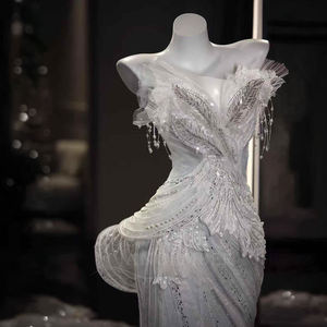 Robe de mariée sirène moderne et élégante NT45, coupe ajustée, longueur ras du sol, avec fleurs et appliques en cristal - Product Image 4