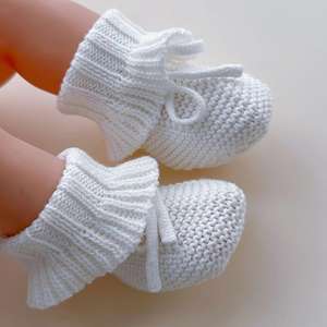 Chaussons pour bébé tricotés à la main en coton biologique à volants Chaussons pour nouveau-nés à semelle souple - Product Image 6