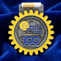 Médaille commémorative personnalisée en alliage de zinc frappé en 3D, forme engrenage, émail rempli, ton argenté, 100e anniversaire, avec ruban