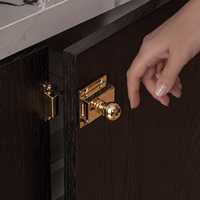 Loquet de placard DOOROOM H59 en laiton massif finition or PVD pour meuble de salle de bain 45x45mm