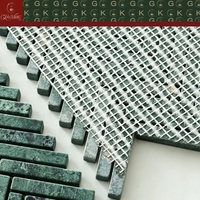 Mosaïque de carrelage en marbre beige, vert et rouge GOLDKING, motif chevrons, montée sur treillis, directement de l'usine, pour grands projets
