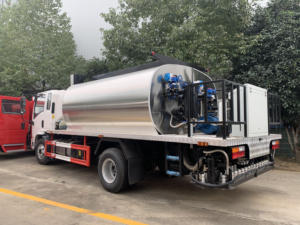 Camion distributeur d'asphalte compact 6CBM avec réservoir en acier au carbone et pompe de pulvérisation pour le traitement routier au bitume émulsifié - Product Image 6