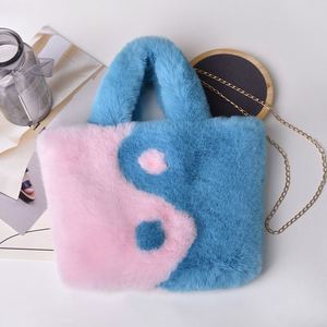 Sac fourre-tout de luxe en fourrure pour femme, collection automne-hiver 2023, avec fermeture éclair et lettres, sac à main moelleux de créateur - Product Image 3