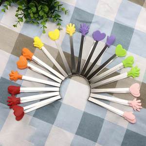 Großhandel Maßgefertigte Mini-Zangen in Handform aus Silikon für Kinder zum Servieren von Zuckerwürfeln und Speisen - Product Image 3