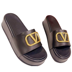 Chaussons pour femmes de qualité supérieure, logo personnalisé, chaussures de créateur en stock, baskets en fourrure, chaussons en daim de créateur, chaussons en peluche - Product Image 1
