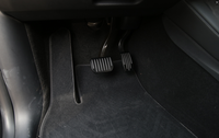 2 pièces de protection antidérapante pour pédale d'accélérateur et de frein pour Tesla Model 3/Y, pédales en aluminium automatiques, remplacement de la plaque de repose-pieds, accessoires de voiture non-glissants