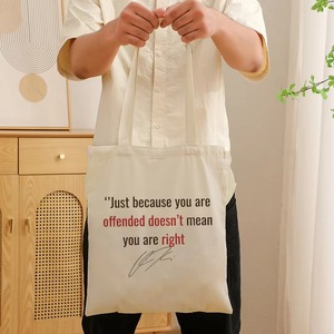Borsa tote in tela riutilizzabile con stampa della citazione: Solo perché sei offeso non significa che tu abbia ragione - Borsa a tracolla per la spesa - Product Image 1