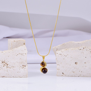 Collier pendentif <span class=keywords><strong>soleil</strong></span> en acier inoxydable imperméable pour femme plaqué or 18 carats avec <span class=keywords><strong>pierre</strong></span> œil <span class=keywords><strong>de</strong></span> tigre vintage et <span class=keywords><strong>perle</strong></span> aspect naturel - Product Image 3