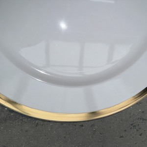 Vente en gros d'assiettes <span class=keywords><strong>de</strong></span> <span class=keywords><strong>présentation</strong></span> en plastique <span class=keywords><strong>blanc</strong></span> à bord noir et or <span class=keywords><strong>de</strong></span> 13 pouces 33cm <span class=keywords><strong>plat</strong></span> <span class=keywords><strong>de</strong></span> service pour le dîner en PET décoratif pour mariage en or <span class=keywords><strong>blanc</strong></span> - Product Image 6