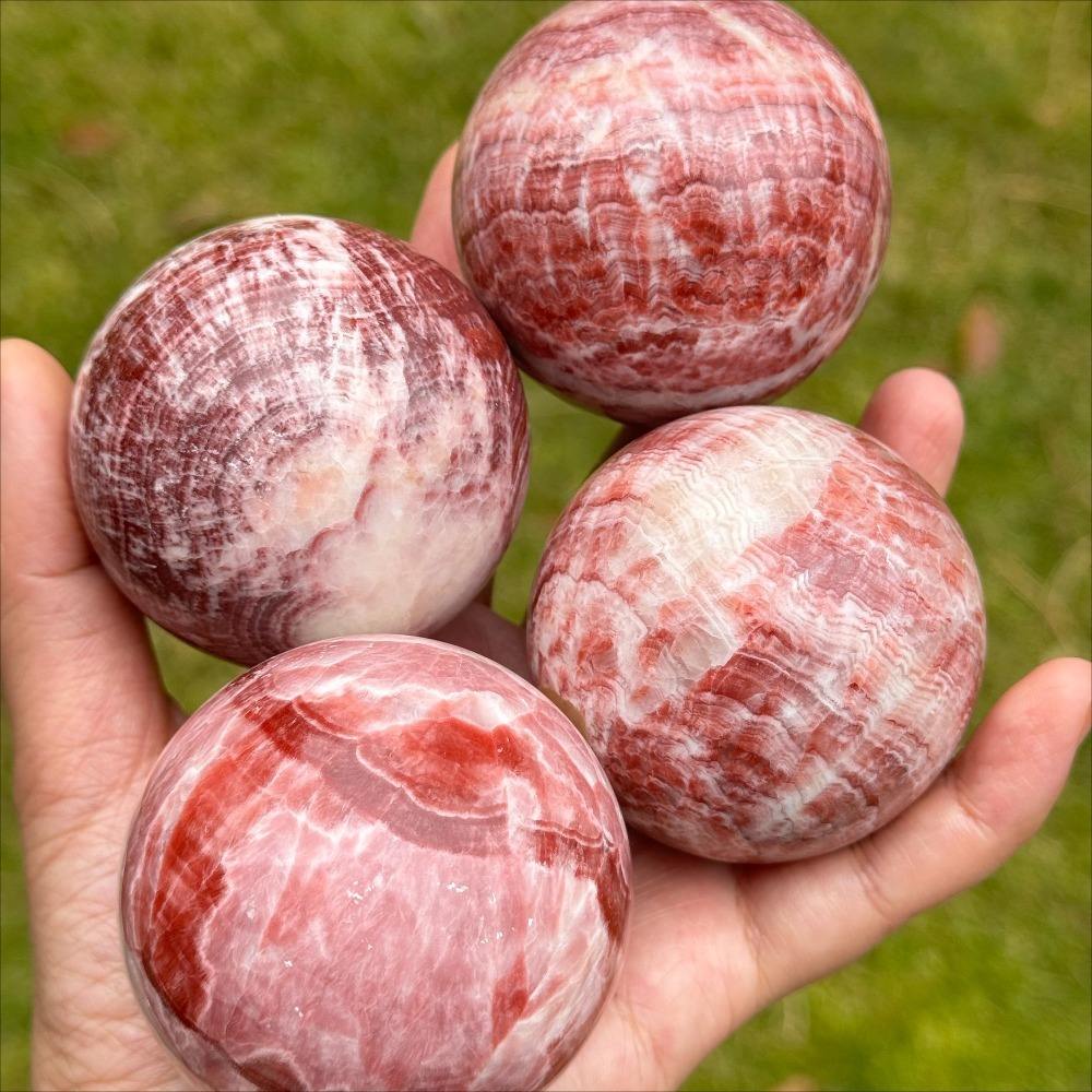 ทรงกลมลายทางสีแดง