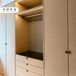 Armoire de chambre sur mesure en bois au design moderne, avec poignées métalliques et panneaux MDF, meuble de rangement autoportant pour vêtements - Product Image 3