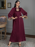 Robe longue élégante pour femmes musulmanes du Moyen-Orient, en satin gaufré couleur unie, ornée de strass et de plumes