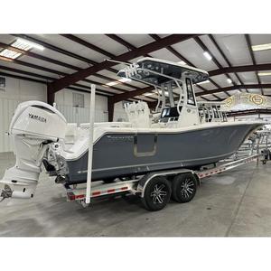 Barco con Motor y Casco de Fibra de Vidrio Tidewater 256 LXF 2025 con Consola Central - Product Image 1