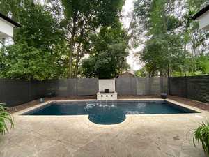 Système de clôture à persiennes horizontales durable, en acier galvanisé haute résistance et lames en aluminium, pour la sécurité résidentielle et commerciale - Product Image 4