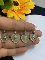 Vente en gros de pendentifs en argent sterling 925 avec texture en dentelle et lettre en forme de cœur, accessoires de bijoux pour femmes, bijoux personnalisés
