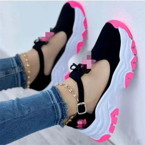 รองเท้าวิ่งผู้หญิงไซส์ใหญ่รุ่นใหม่ปี 2026 สไตล์ยุโรปอเมริกา ปิดเชือกผูกโบว์ หนัง PU แบบโปร่ง พื้นยางทนทาน สีเขียวอมฟ้า - Product Image 1