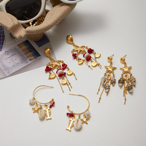 ต่างหูทรงโบฮีเมียนประดับดาวทะเลสีทอง ประดับพู่ห้อยประดับเปลือกหอยและลูกปัดสีแดงสำหรับผู้หญิง - Product Image 4