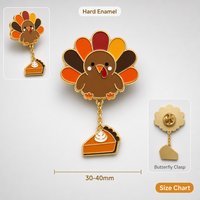 Broche en émail souple 2D Chibi Turkey Pie, Pendentif tranche de tarte à la citrouille, Chaîne dorée, Bijoux de Thanksgiving, Badges personnalisés en gros