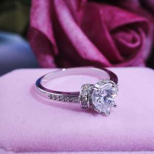 Elegante Anello di Fidanzamento Classico da Donna per Matrimoni, Feste e Anniversari, Accessorio Moda per Mani - Product Image 2