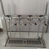 Machine de remplissage de bière semi-automatique avec boîte d'emballage séparée.