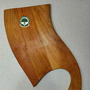 Planche à découper artisanale vintage en bois en forme d'axe, décoration pour la maison - Product Image 1