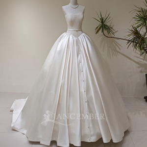 LY134 Robe de mariée moderne et élégante, coupe princesse, à col bateau, avec volants, appliques florales et cristaux, ceinture et traîne chapelle - Product Image 1