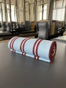 マイクロファイバー製カスタムヨガタオル（グリップ付き、カスタムロゴ入り、吸汗速乾） - Product Image 3