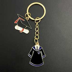 Porte-clés en émail avec breloques toge de graduation, toque, diplôme et parchemin, thème uniforme d'école de sorcellerie, cadeau de graduation et souvenir - Product Image 4